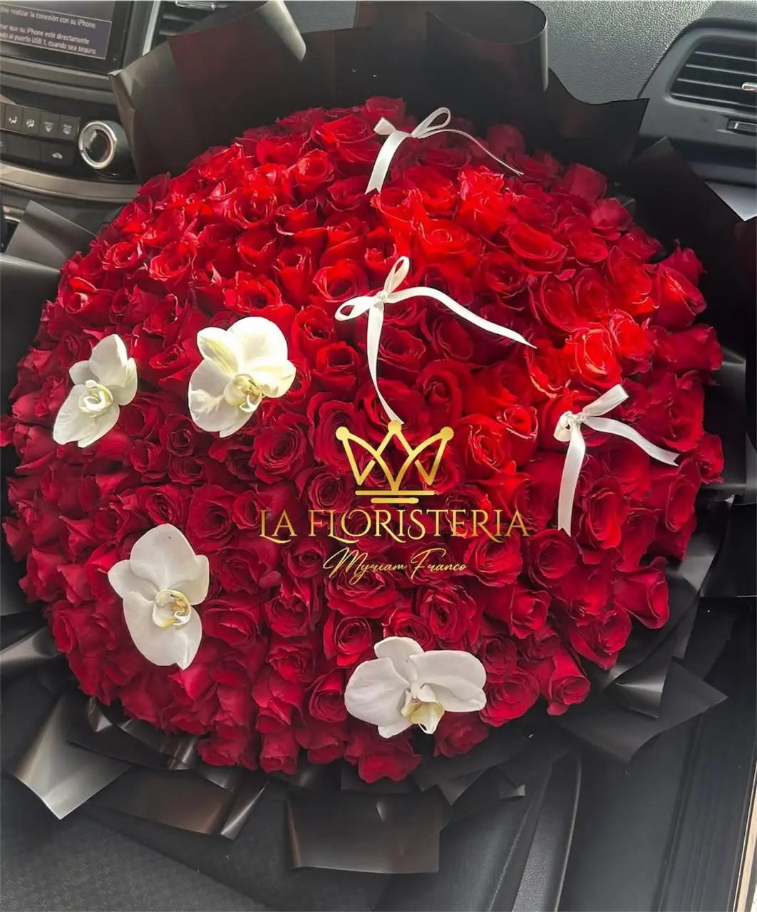 Ramo gigante de rosas rojas con orquídeas blancas de La Floristería en Tepic