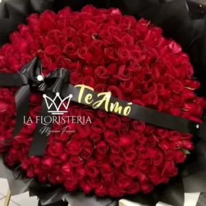 Ramón gigante de rosas rojas con moño negro en Tepic