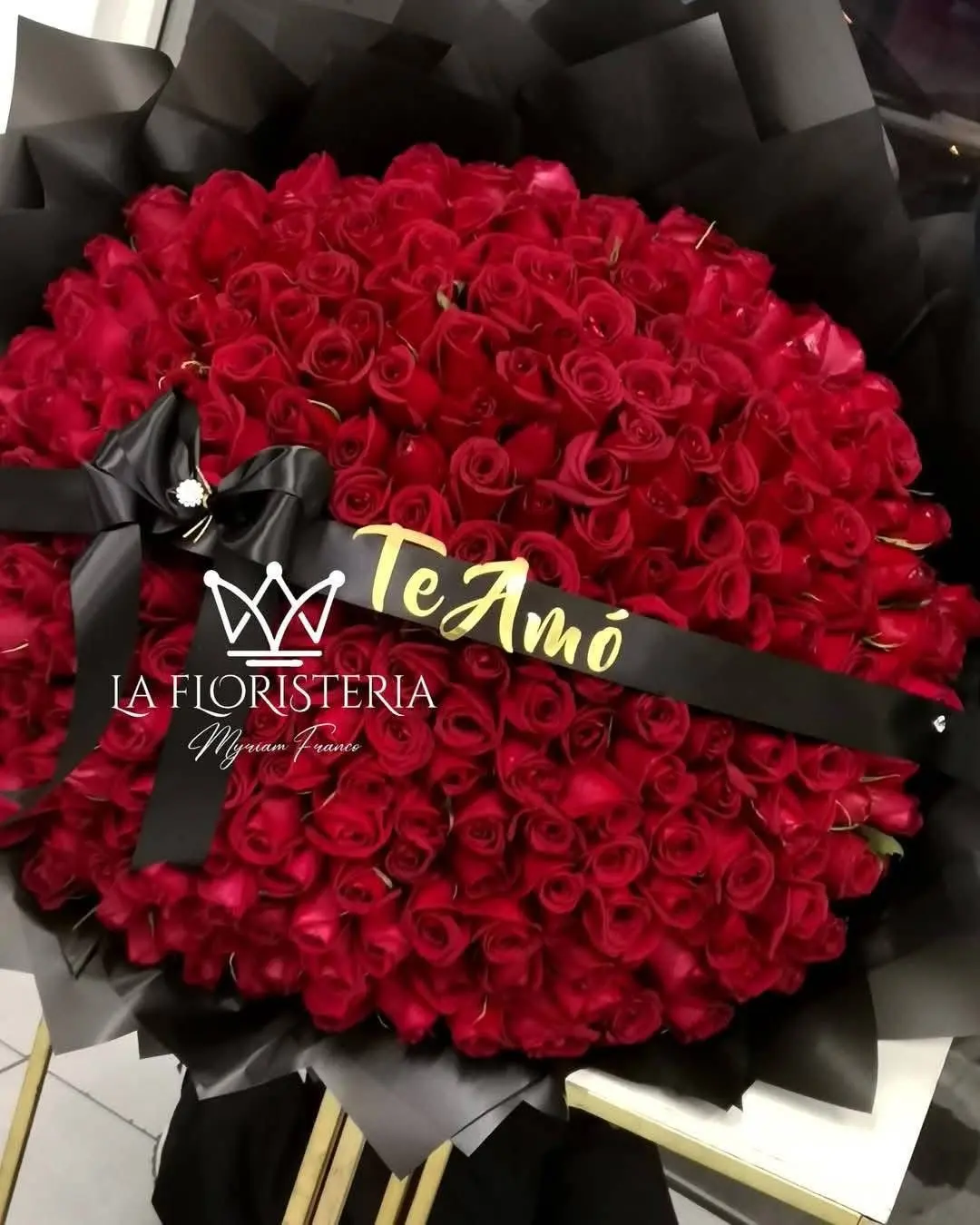 Ramón gigante de rosas rojas con moño negro en Tepic