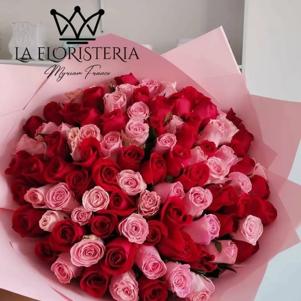 Ramo mix de rosas rojas y rosas en papel decorativo rosa de La Floristería Miriam Franco en Tepic.