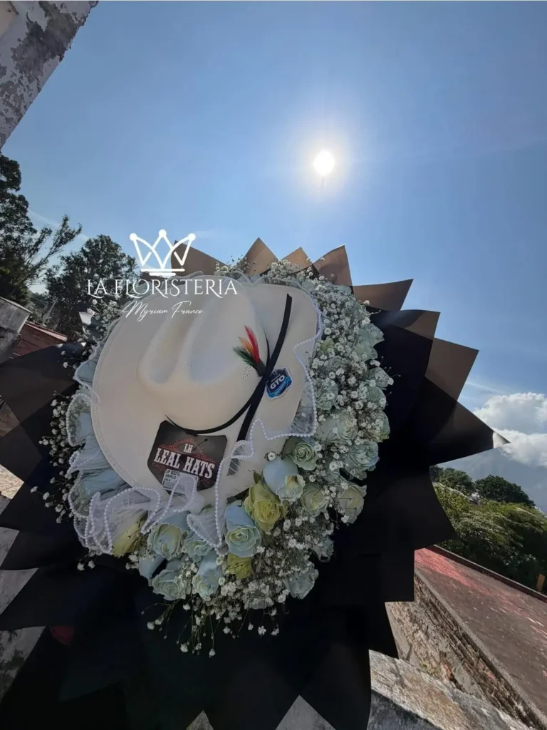 Arreglo floral para XV años con sombrero vaquero y rosas blancas de La Floristería Miriam Franco en Tepic.