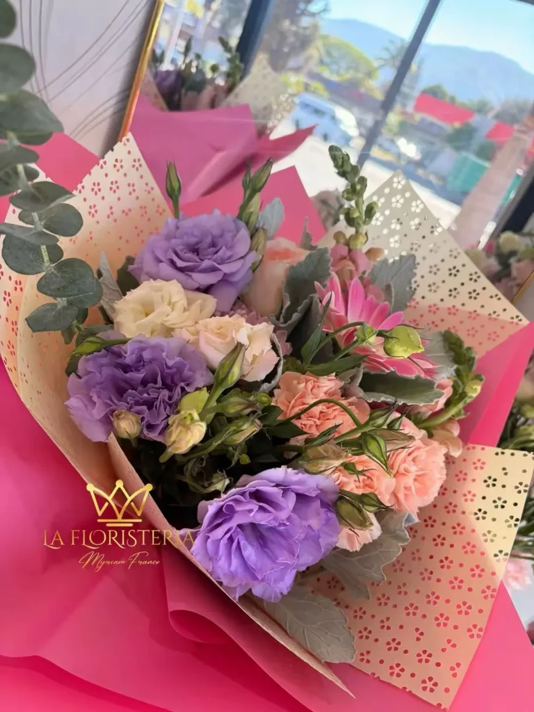 ramo-rosas-azules y rosas-envueltas-en-papel-rosa-tepic