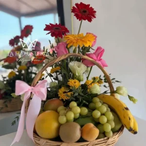 Canasta floral con frutas frescas y flores de colores