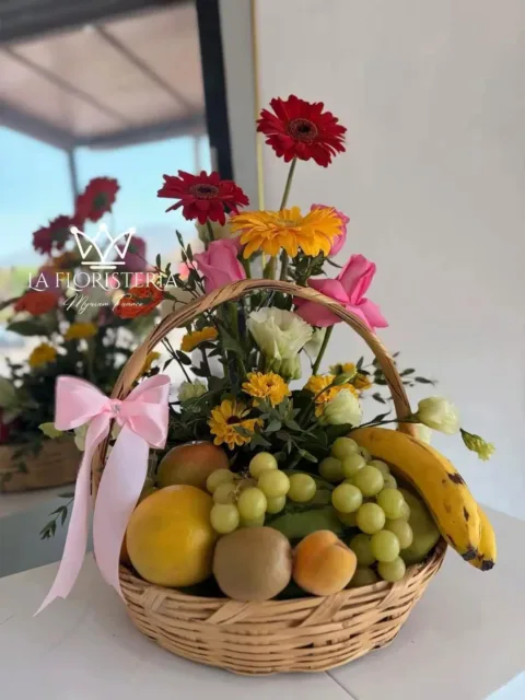 Canasta floral con frutas frescas y flores de colores