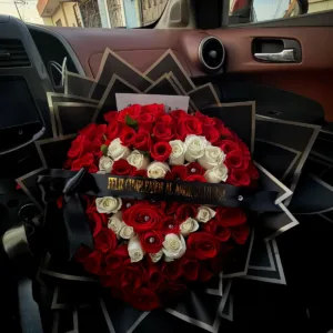 Corazón de rosas rojas y blancas con envoltura negra para regalo especial en Tepic