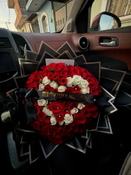 Corazón de rosas rojas y blancas con envoltura negra para regalo especial en Tepic