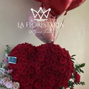 Caja floral con 100 rosas rojas, follaje de eucalipto y botella
