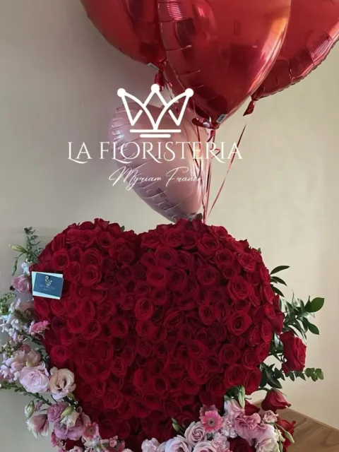 Caja floral con 100 rosas rojas, follaje de eucalipto y botella