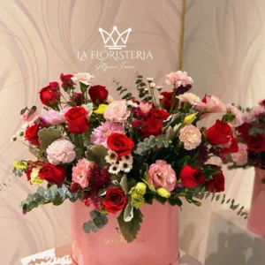 Caja floral rosa con rosas lirios gerberas y flores mixtas en tonos rosados y blancos