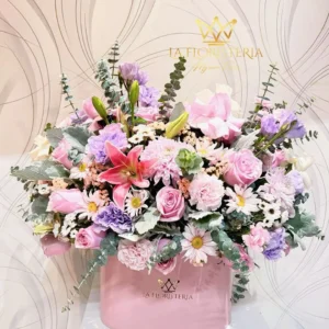 Caja floral rosa con rosas lirios margaritas y flores mixtas en tonos rosa y lavanda