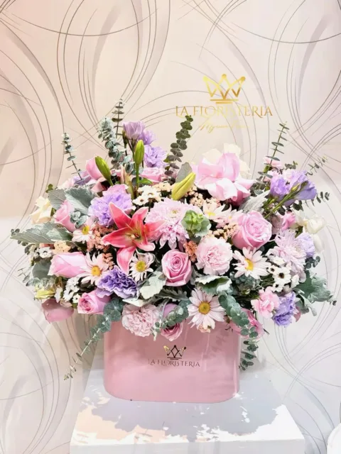 Caja floral rosa con rosas lirios margaritas y flores mixtas en tonos rosa y lavanda