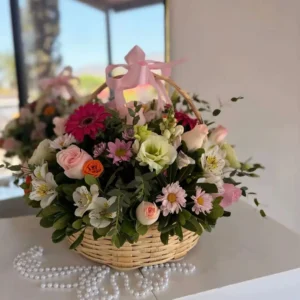 Canasta floral mixta en tonos rosa