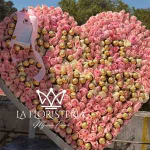 Arreglo en forma de corazón con rosas rosas y chocolates