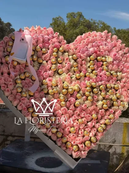 Arreglo en forma de corazón con rosas rosas y chocolates