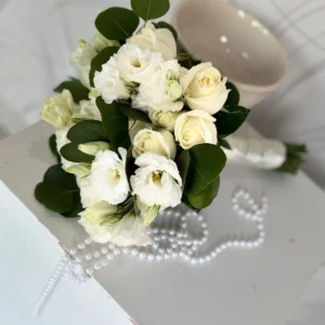 Ramo de novia con rosas blancas flores blancas y follaje verde