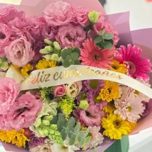 Ramo mixto mediano con flores rosas amarillas lilas y blancas y cinta de cumpleaños