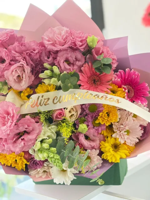Ramo mixto mediano con flores rosas amarillas lilas y blancas y cinta de cumpleaños
