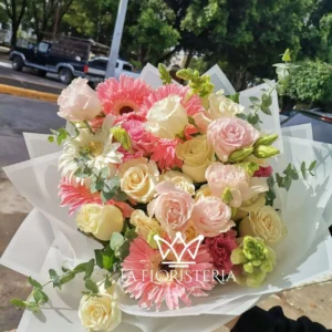 Ramo mixto premium con rosas gerberas y flores combinadas en tonos rosa crema y blanco