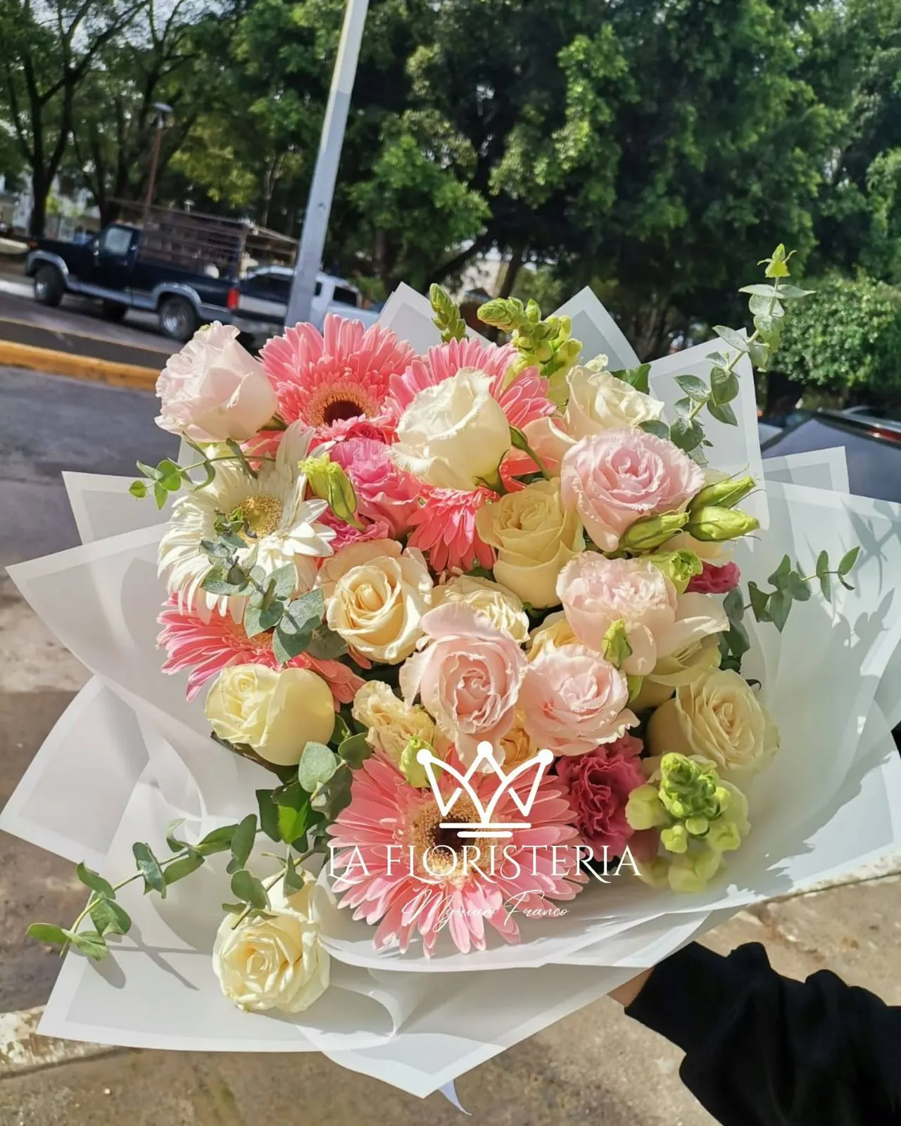Ramo mixto premium con rosas gerberas y flores combinadas en tonos rosa crema y blanco