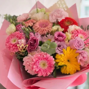 Ramo mixto con gerberas rosas y flores combinadas en tonos rosa amarillo y lila