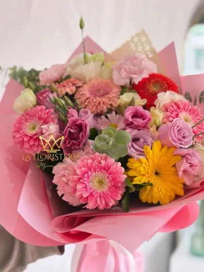 Ramo mixto con gerberas rosas y flores combinadas en tonos rosa amarillo y lila